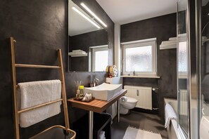 Combined shower/bathtub, hair dryer, towels, soap