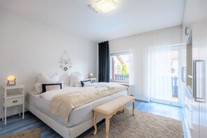 3 soverom, skrivebord, strykejern/-brett og reiseseng for barn