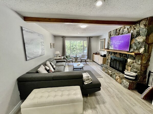 Televisión, chimenea, reproductor de DVD y futbolito 