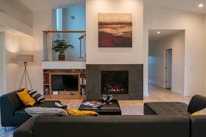 Smart-tv, eldstad och böcker