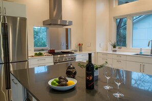 Kjøleskap, mikrobølgeovn, ovn og kokeplater