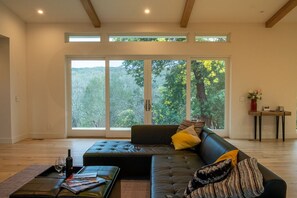 Smart-TV, peis og bøker