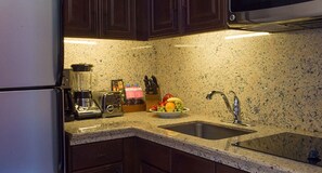 Een koelkast, een magnetron, een kookplaat, een vaatwasser