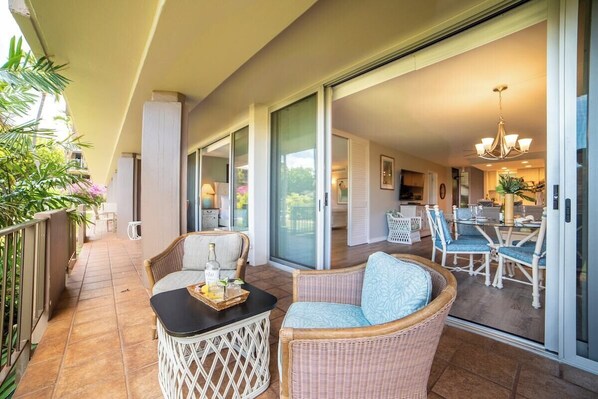 Outdoor dining - Maui Eldorado E104 Spacious 1BD wPool & Exclusive Beach Cabana (Lahaina)
