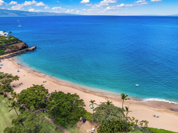 Beach nearby, sun-loungers, beach towels