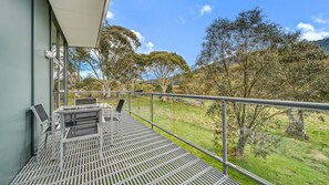 Outdoor dining - Ecocrackenback 4 'Sustainable chalet close to the slopes.' (CRACKENBACK)