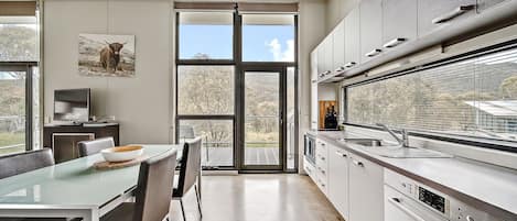 Réfrigérateur, micro-ondes, plaque de cuisson, lave-vaisselle