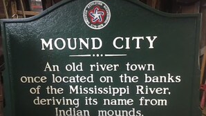 A historical marker sign for Mound City, detailing its location on the Mississippi River and its name origin.