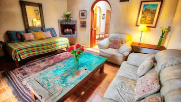 Departamento Deluxe, varias camas, para no fumadores, vista al patio (El Sol) | Sala de estar | Televisión de pantalla plana