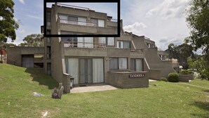 Il s’agit d’un bâtiment moderne à deux étages, doté d’un toit plat, de grandes fenêtres et d’un balcon. On peut lire l’inscription « TANDERRA » sur le bâtiment.