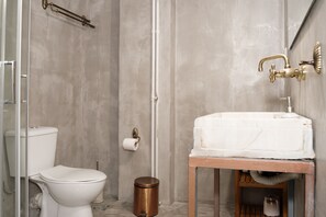 Dusche, Haartrockner, Handtücher, Shampoo