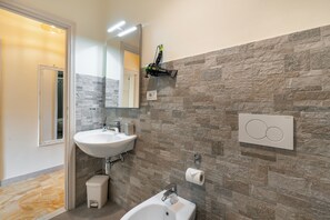 Douche, sèche-cheveux, serviettes fournies
