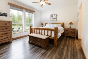 3 chambres, fer et planche à repasser, lit de bébé portatif