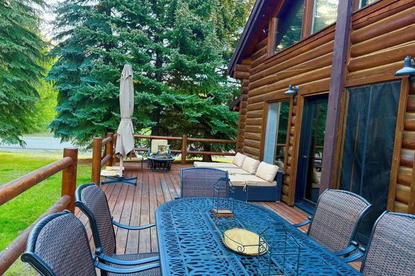 Beautiful yard and deck