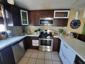 Microwave, oven, dishwasher, coffee/tea maker