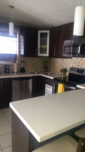 Mikrowelle, Ofen, Geschirrspüler, Wasserkocher mit Kaffee-/Teezubehör