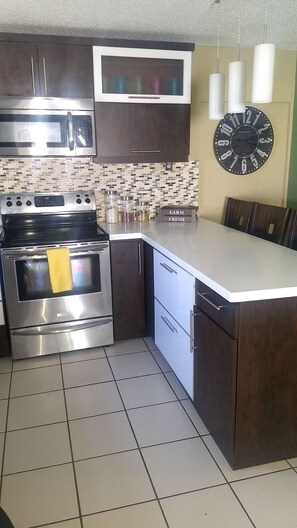 Microwave, oven, dishwasher, coffee/tea maker