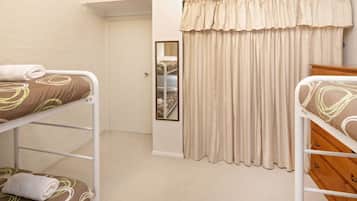 2 habitaciones, tabla de planchar con plancha y ropa de cama