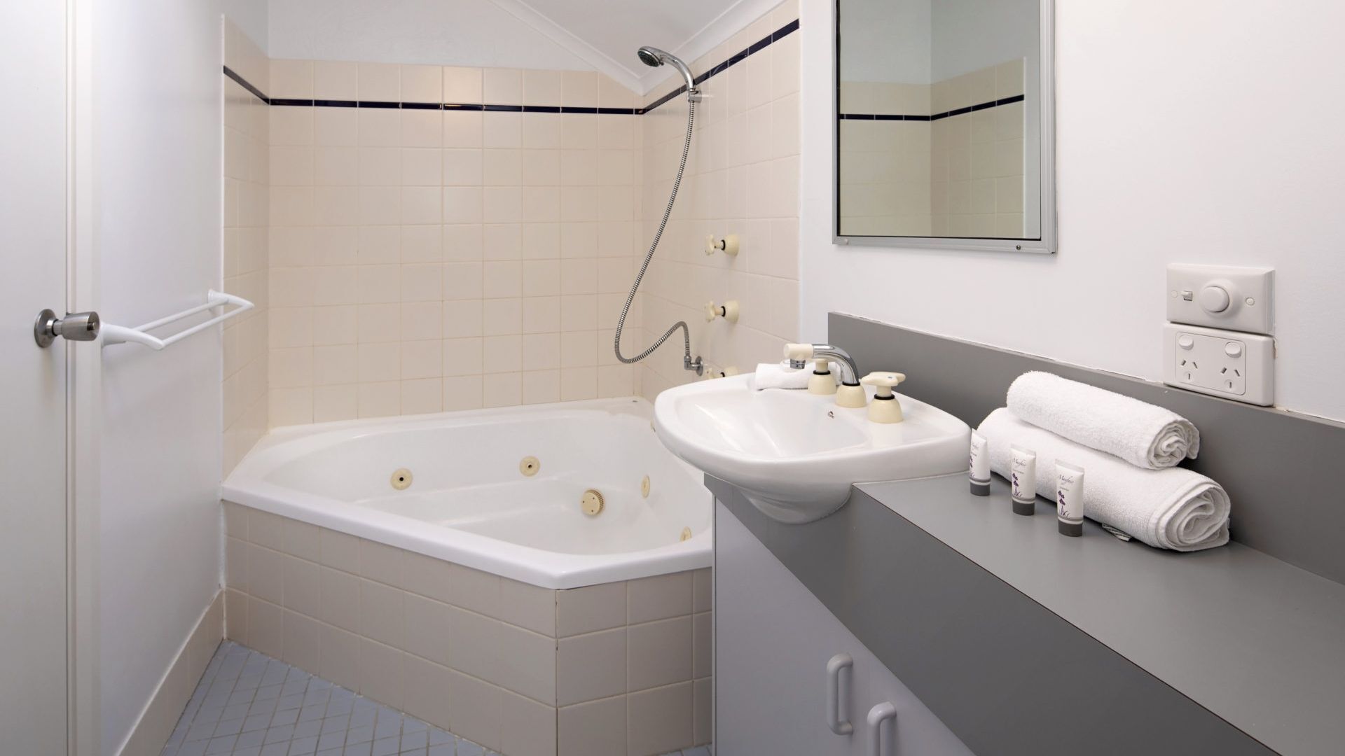 Combined shower/bathtub, jetted bath, free toiletries, hair dryer