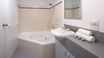 Combined shower/tub, jetted tub, free toiletries, hair dryer