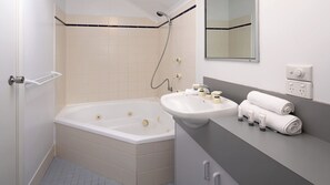 Tina con regadera, tina de hidromasaje, amenidades de baño gratuitas 
