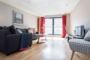 TV, books - Entire flat, Stunning and Spacious, Great location, Tower Bridge, Zone1  (London)