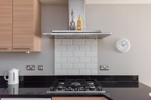 Microwave, dishwasher, cookware/dishes/utensils - Entire flat, Stunning and Spacious, Great location, Tower Bridge, Zone1  (London)