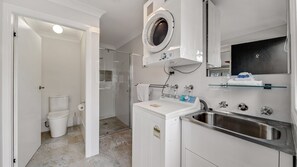 Shower, free toiletries, hair dryer - Petersdorf 2 - Modern 2BR Townhouse l WiFi l Mountain Views (Jindabyne)