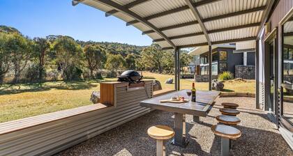 Kickenback Lodge - 3BR Lodge l Gym l Indoor Pool l Tennis l WiFi l Air-Con