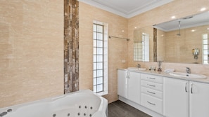 Shower, jetted bath, hair dryer - Kickenback Lodge - 3BR Lodge l Gym l Indoor Pool l Tennis l WiFi l Air-Con (Crackenback)