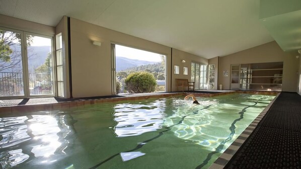 Indoor pool, a heated pool - Kickenback Lodge - 3BR Lodge l Gym l Indoor Pool l Tennis l WiFi l Air-Con (Crackenback)