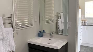 Hiustenkuivaaja, pyyhkeet, sampoo, vessapaperi