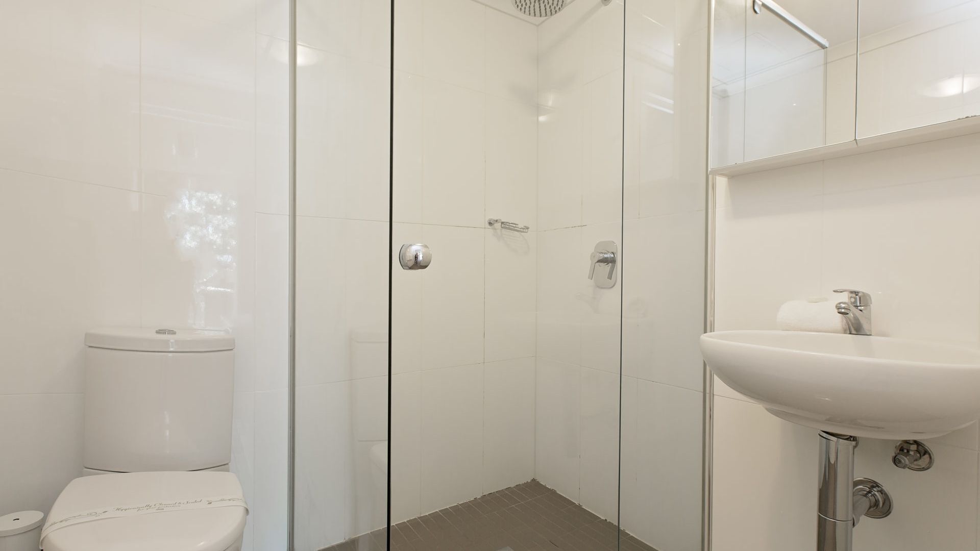 Duschwanne, kostenlose Toilettenartikel, Haartrockner