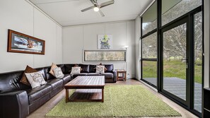 Smart TV, fireplace - Ecocrackenback 2 'Sustainable chalet close to the slopes.' (Crackenback)