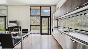 Een koelkast, een magnetron, een kookplaat, een vaatwasser