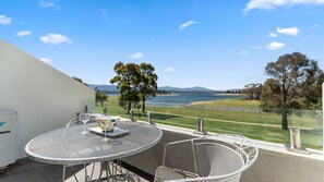 Outdoor dining - Horizons 216 - Deluxe Lake Front Studio l Pool l Tennis l Air-Con (Jindabyne)