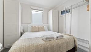 1 bedroom, iron/ironing board, bed sheets - Horizons 216 - Deluxe Lake Front Studio l Pool l Tennis l Air-Con (Jindabyne)