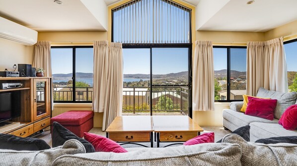 Televisor intel·ligent, llar de foc i reproductor de DVD