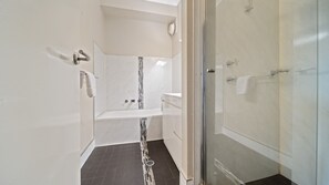 Badewanne, kostenlose Toilettenartikel, Haartrockner
