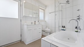 Ensemble douche/baignoire, articles de toilette gratuits