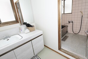 Apartment, Non Smoking | Bathroom | Separate tub and shower, deep soaking tub, free toiletries, hair dryer