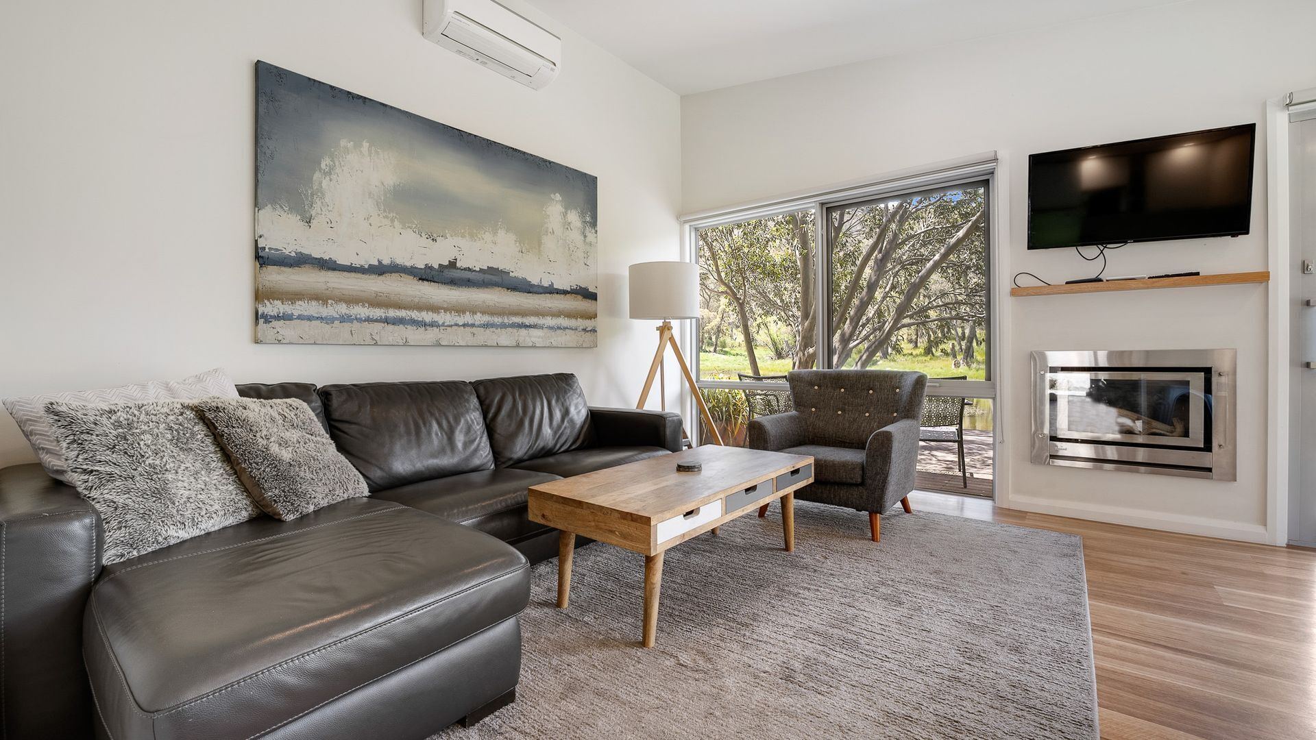 Télévision, cheminée