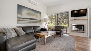 Een televisie en een open haard