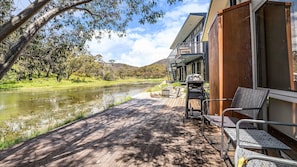 Property grounds - Stillwater Chalet B - Amazing Lakefront 2BR Chalet l BBQ l Gym l Tennis l Indoor Pool (Crackenback)