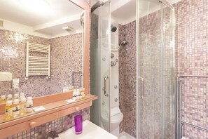 Douche, sèche-cheveux, bidet, serviettes fournies