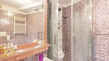 Douche, sĂšche-cheveux, bidet, serviettes fournies