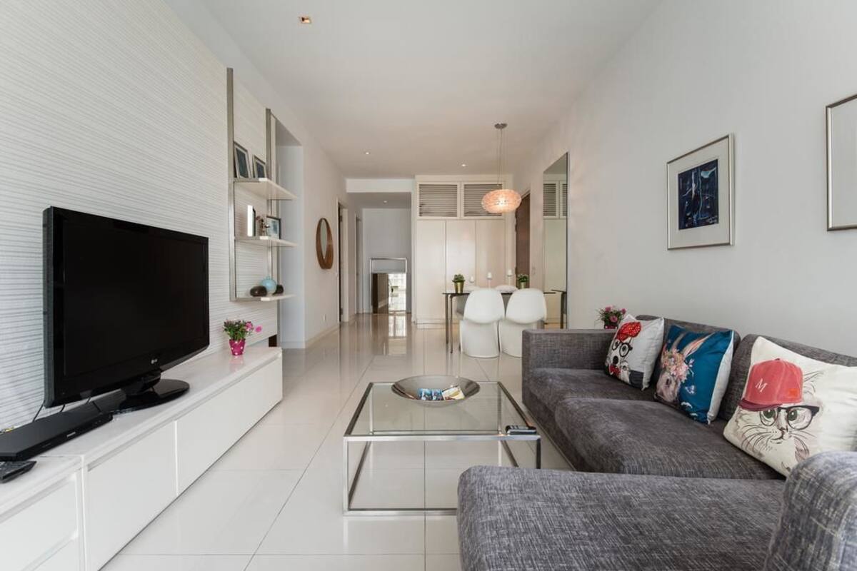 Departamento Confort, 2 habitaciones (EasyLife Suite) | Área de sala de estar | Televisión LED y reproductor de DVD