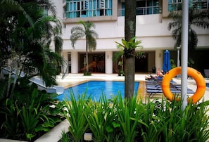 2 outdoor pools, an infinity pool, pool umbrellas - Elysees Suite Marc Residence KLCC (Kuala Lumpur)