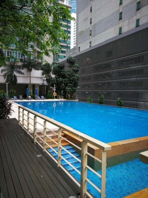 2 Außenpools, Infinity-Pool, Sonnenschirme