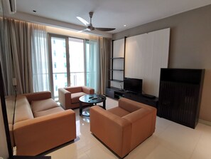 Suite, 3 kamar tidur (Shanghai) | Area keluarga | TV LED dan pemutar DVD